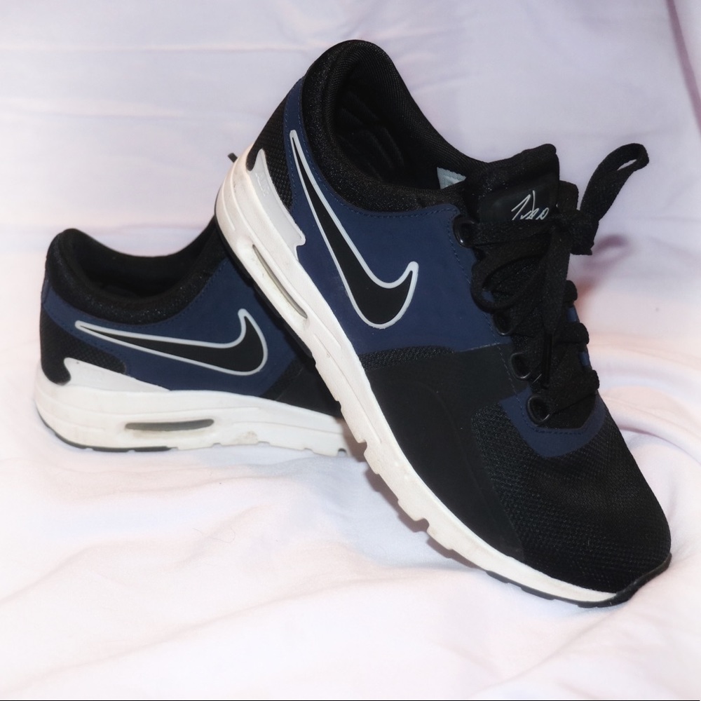 Nike sneakers (Size 7)